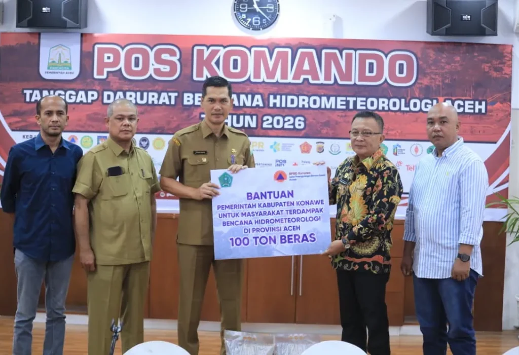 Foto: Sekda Aceh, M. Nasir, S.IP, MPA menerima silaturrahmi & Bantuan dari Kabupaten Konawe Provinsi Sulawesi Tenggara berupa 100 Ton Beras yang diserahkan langsung oleh Wakil Bupati Konawe Syamsul Ibrahim, di Posko Penanganan Bencana Aceh