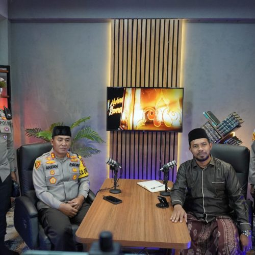 Foto:Kapolres Lhokseumawe, AKBP Dr. Ahzan, S.H., S.I.K., M.S.M., M.H., melaksanakan kegiatan podcast bersama pimpinan dan civitas Dayah Al Madinatundiniyah Darul Huda, Desa Paloh Gadeng, Kecamatan Dewantara, Kabupaten Aceh Utara, Sabtu (7/2/2026) pagi