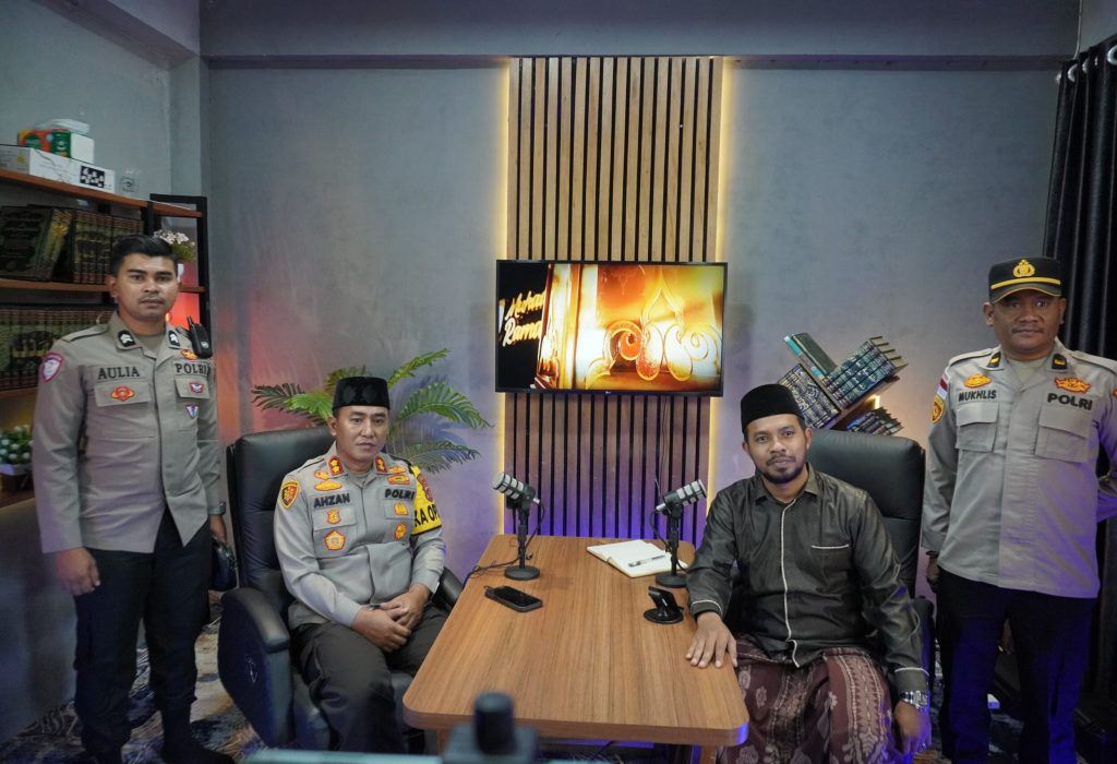 Foto:Kapolres Lhokseumawe, AKBP Dr. Ahzan, S.H., S.I.K., M.S.M., M.H., melaksanakan kegiatan podcast bersama pimpinan dan civitas Dayah Al Madinatundiniyah Darul Huda, Desa Paloh Gadeng, Kecamatan Dewantara, Kabupaten Aceh Utara, Sabtu (7/2/2026) pagi