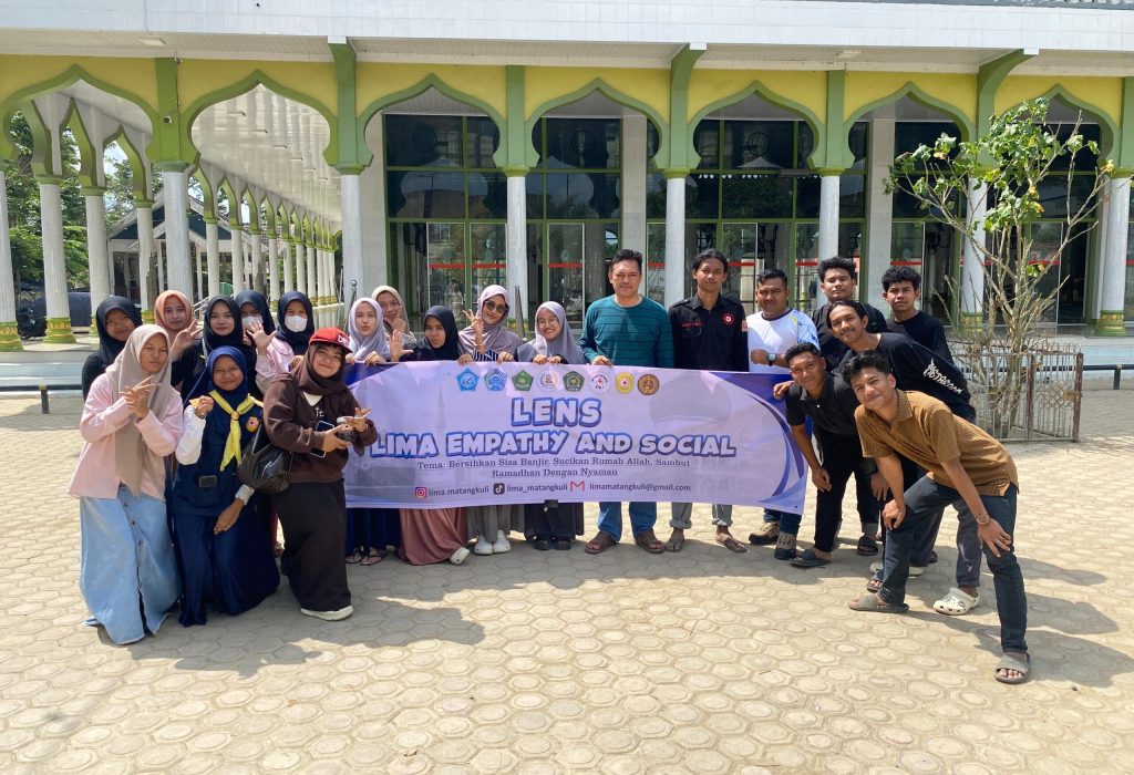 LENS (LIMA Empathy and Social) Aksi Sosial Pembersihan Sisa Banjir di Mesjid Al- kalifah Ibrahim, Gampong Keude Matangkuli, Aceh Utara, Minggu(8/2/26).-Foto: Dok Penulis
