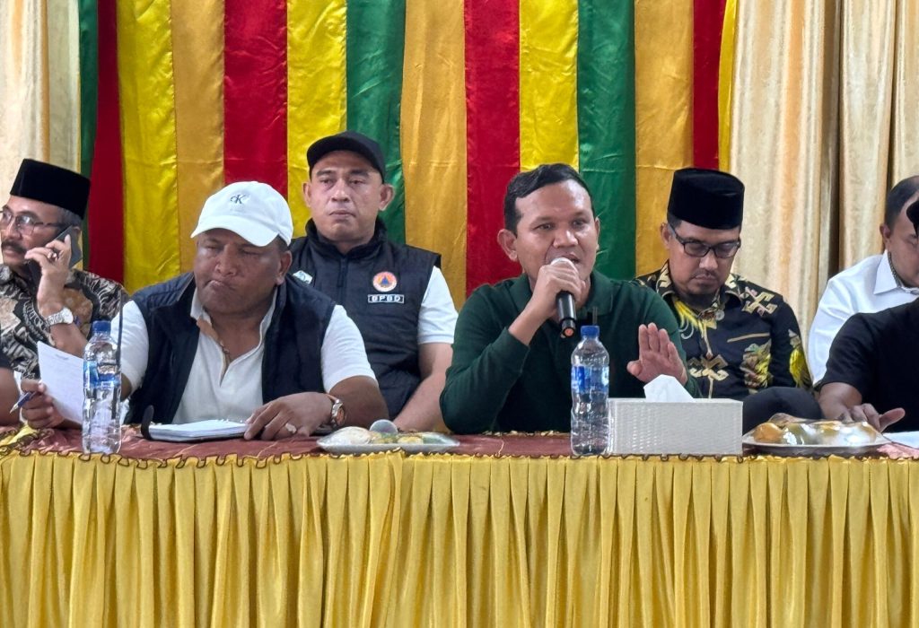 Foto: Wakil Gubernur Aceh, Fadhlullah, SE didampingi Asisten Pemerintahan, Keistimewaan Aceh & Kesejahteraan Rakyat Drs. Syakir, Asisten Perekonomian & Pembangunan Dr. Ir. Zulkifli, M.Si & Ka. SKPA terkait memimpin 
Rakor Bersama Pemkab Bireun terkait Percepatan Rehab dan Rekon bencana Hidrometeorologi Aceh di Kantor Camat Peusangan Kab. Bireun, Minggu, 8 Februari 2026
