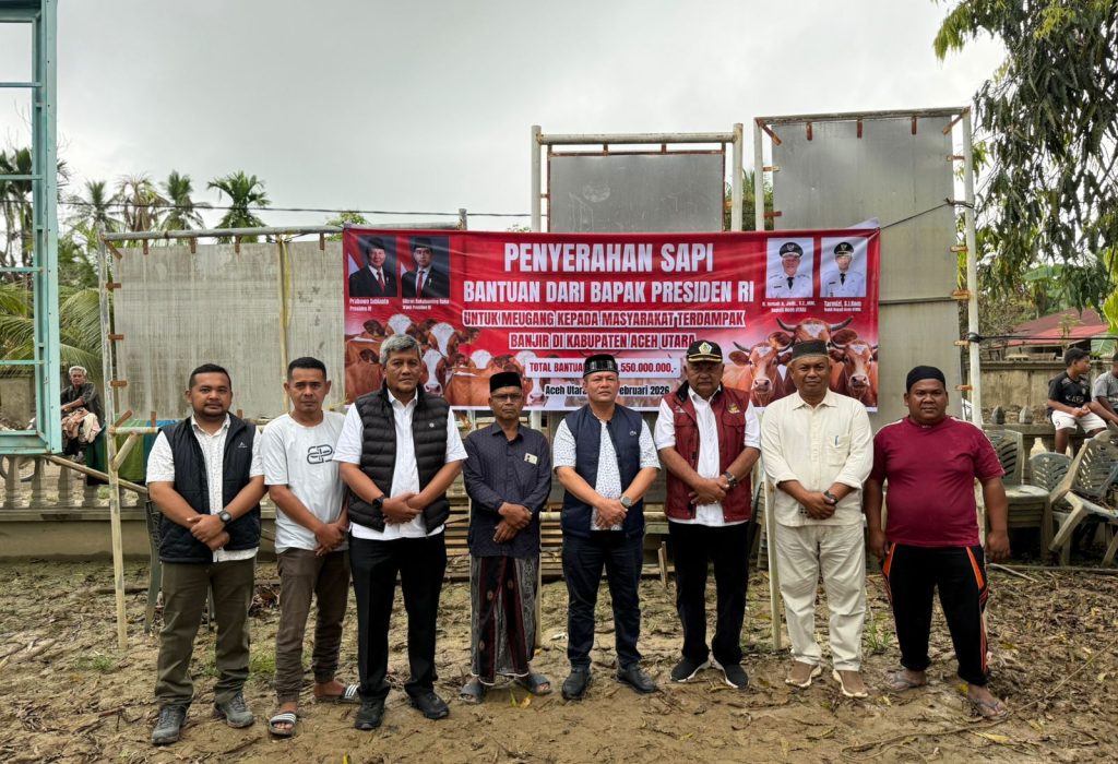 Foto: Bupati Aceh Utara H. Ismail A Jalil, MM atau yang akrab di sapa Ayah Wa menyerahkan secara simbolis sapi meugang. Bantuan dari Presiden Prabowo sebesar Rp19,55 miliar untuk pembelian 1.109 ekor sapi
