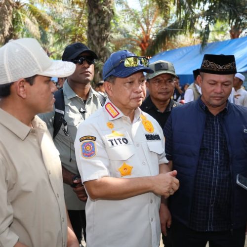 Foto: Wakil Gubernur Aceh, Fadhlullah, SE mendampingi Mendagri Tito Karnavian saat mengunjungi titik pengungsian di Kec. Langkahan Kab. Aceh Utara, Jum'at, 20 Februari 2026