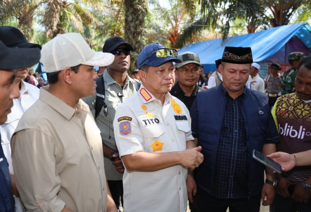 Foto: Wakil Gubernur Aceh, Fadhlullah, SE mendampingi Mendagri Tito Karnavian saat mengunjungi titik pengungsian di Kec. Langkahan Kab. Aceh Utara, Jum'at, 20 Februari 2026