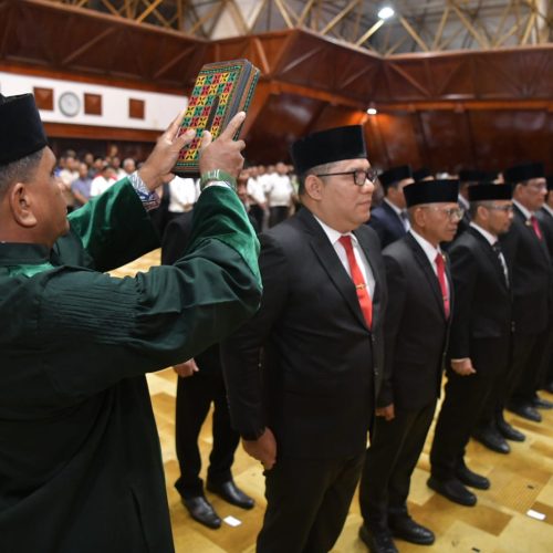 Foto: Dr A Murtala M.Si dua dari kiri saat dilantik Gubernur Aceh, Muzakir Manaf melaksanakan pengambilan sumpah dan melantik pejabat pimpinan tinggi pratama Eselon II dilingkungan Pemerintah Aceh, Banda Aceh, Anjong Monmata, Jumat, 27/02/2026