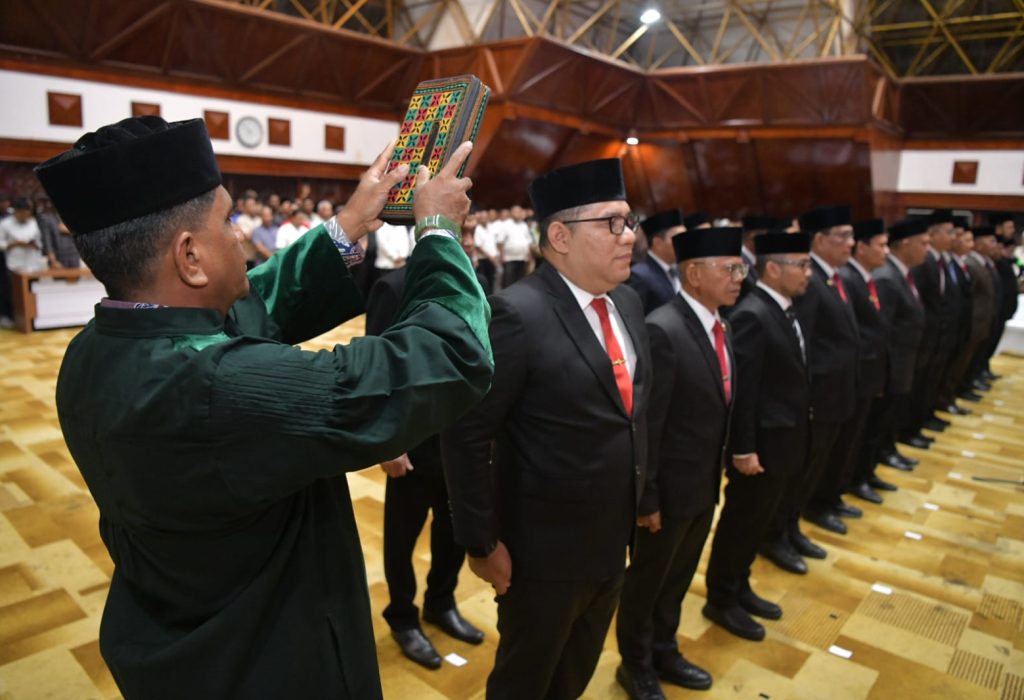 Foto: Dr A Murtala M.Si dua dari kiri saat dilantik Gubernur Aceh, Muzakir Manaf melaksanakan pengambilan sumpah dan melantik pejabat pimpinan tinggi pratama Eselon II dilingkungan Pemerintah Aceh, Banda Aceh, Anjong Monmata, Jumat, 27/02/2026