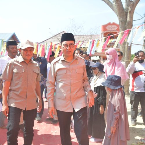 Foto: Wakil Gubernur Aceh, Fadhlullah, SE bersama Menteri Kebudayaan RI, Fadli Zon, Bupati Aceh Tamiang, Armia Fadmi mengunjungi sekolah inspirasi bangsa program sahabat yatim, dialog singkat dan penyaluran bantuan kepada anak yatim di posko BNPB, Aceh Tamiang, Sabtu, 07/03/2026.