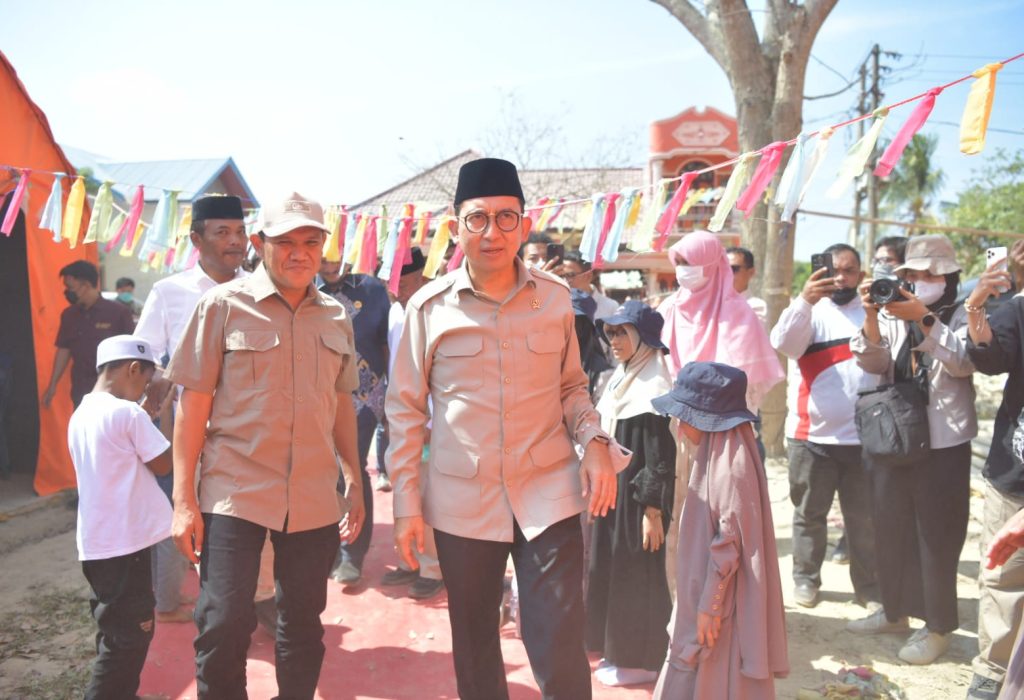 Foto: Wakil Gubernur Aceh, Fadhlullah, SE bersama Menteri Kebudayaan RI, Fadli Zon, Bupati Aceh Tamiang, Armia Fadmi mengunjungi sekolah inspirasi bangsa program sahabat yatim, dialog singkat dan penyaluran bantuan kepada anak yatim di posko BNPB, Aceh Tamiang, Sabtu, 07/03/2026.