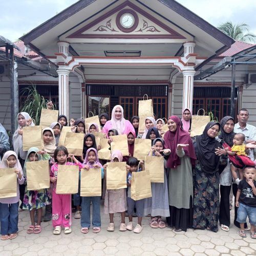 Foto: Ketua TP PKK Aceh Marlina Muzakir, menemui anak-anak korban banjir dan anak yatim di Gampong Dayah Mesjid, Kecamatan Kuta Blang serta Gampong Simpang Rambong Kecamatan Nisam Antara Aceh Utara, untuk menyerahkan santunan dan baju lebaran, Rabu (18/3/2026)
