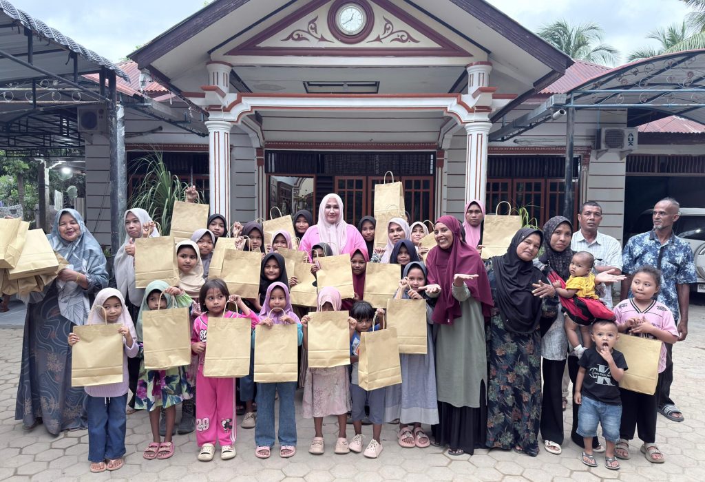 Foto: Ketua TP PKK Aceh Marlina Muzakir, menemui anak-anak korban banjir dan anak yatim di Gampong Dayah Mesjid, Kecamatan Kuta Blang serta Gampong Simpang Rambong Kecamatan Nisam Antara Aceh Utara, untuk menyerahkan santunan dan baju lebaran, Rabu (18/3/2026)