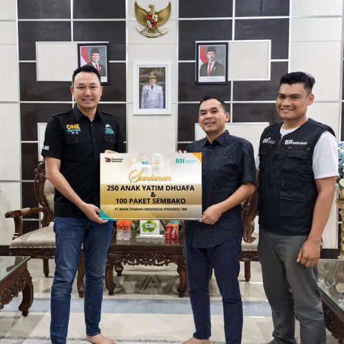 Foto: Branch Manager BSI KCP Lhokseumawe Priority, Firdaus menyerahkan Bantuan Paket santunan dan Sembako kepada Wali Kota Lhokseumawe, Sayuti Abubakar di Guest House Pemerintah Kota Lhokseumawe