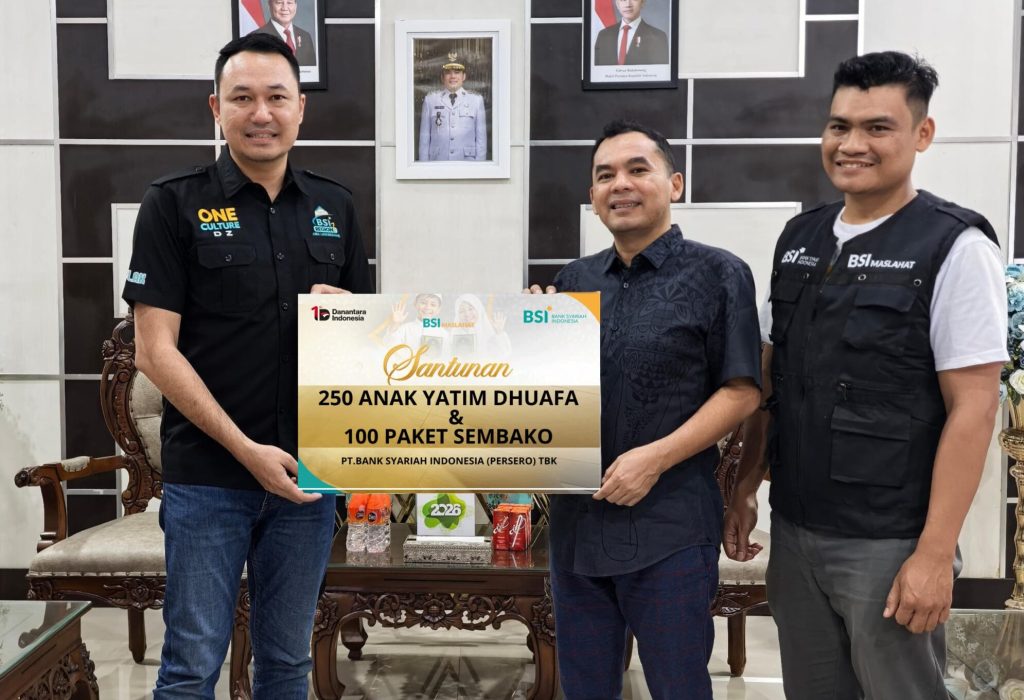 Foto: Branch Manager BSI KCP Lhokseumawe Priority, Firdaus menyerahkan Bantuan Paket santunan dan Sembako kepada Wali Kota Lhokseumawe, Sayuti Abubakar di Guest House Pemerintah Kota Lhokseumawe