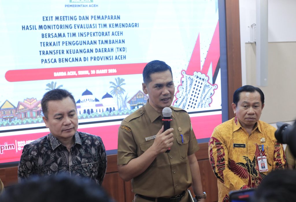 Foto: Sekda Aceh Muhammad Nasir bersama tim Itjen Kemendagri menggelar rapat monitoring dan evaluasi penggunaan tambahan anggaran Transfer ke Daerah (TKD) 2026 bersama beberpa Kepala SKPA di Kantor Gubernur Aceh, Senin (30/1/2026).