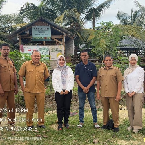 Foto: Direktorat Pencegahan Dampak Lingkungan, Kebijakan Wilayah dan Sektor (Dit.PDLKWS), Deputi Bidang Tata Lingkungan dan Sumber Daya Alam Berkelanjutan, Kementrian Lingkungan Hidup/Badan Pengendalian Lingkungan Hidup Republik Indonesia ( KLH/BPLH) Rizki Hasna P.M, S.Hut dan Ibu Nafila Adinda Putri, S.P mengunjungi Bank Sampah Nibong Baroh