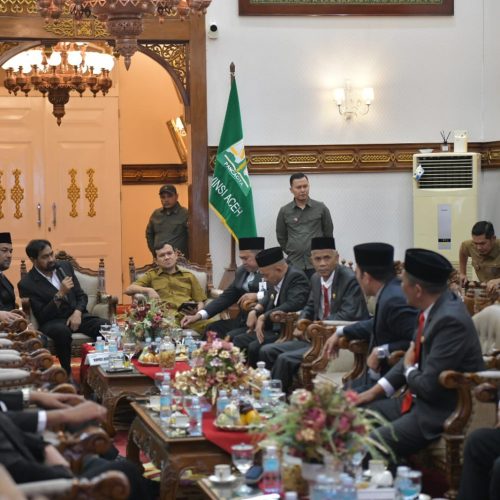 Foto: Gubernur Aceh Muzakir Manaf, Selaku Pemegang Saham didampingi Wakil Gubernur Aceh, Fadhlullah, SE, Sekda Aceh, M. Nasir Rapat RUPS Bank Aceh Syariah dengan Bupati/Walikota Yang Merupakan Pemegang Saham Kabupaten /Kota Se-Aceh , di pendopo Gubernur Aceh, Senin, 13/05/2026.