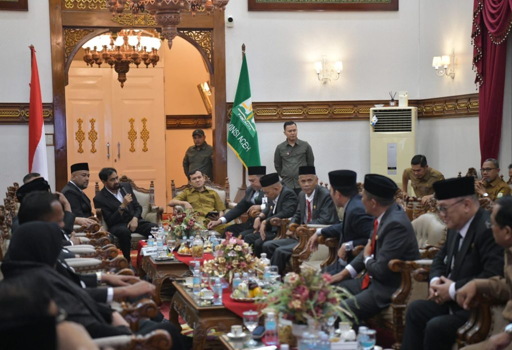 Foto: Gubernur Aceh Muzakir Manaf, Selaku Pemegang Saham didampingi Wakil Gubernur Aceh, Fadhlullah, SE, Sekda Aceh, M. Nasir Rapat RUPS Bank Aceh Syariah dengan Bupati/Walikota Yang Merupakan Pemegang Saham Kabupaten /Kota Se-Aceh , di pendopo Gubernur Aceh, Senin, 13/05/2026.
