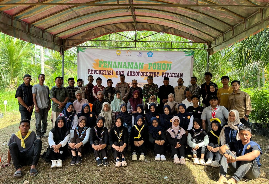 Mahasiswa dan Pelajar Gelar Aksi Revegetasi Bantaran Sungai Matangkuli Matangkuli, Kamis (7/5/2026)