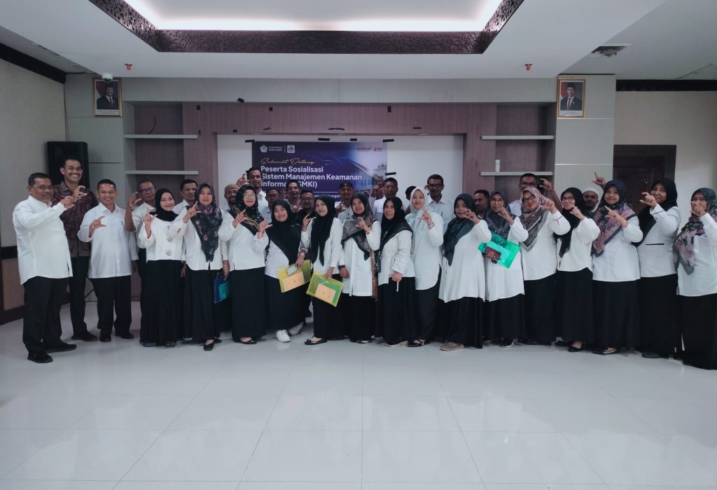 Foto: Kepala Dinas Komunikasi, Informatika dan Persandian Halidi, SSos, MM, membuka kegiatan sosialisasi sistem manajemen keamanan informasi (SMKI)