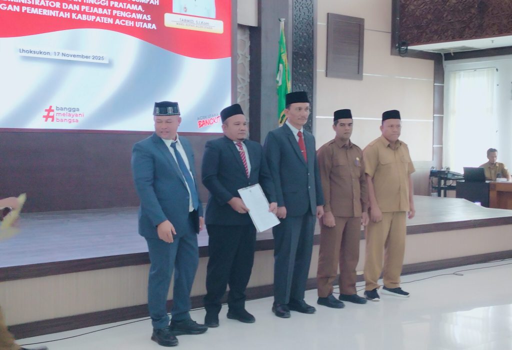 Foto: Bupati Aceh Utara, Ismail A Jalil (Ayah WA) menunjuk Tgk. Muntasir Ramli, 2 dari kiri.