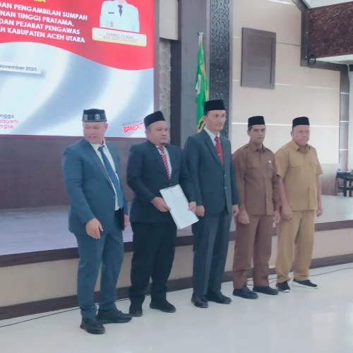 Foto: Bupati Aceh Utara, Ismail A Jalil (Ayah WA) menunjuk Tgk. Muntasir Ramli, 2 dari kiri.