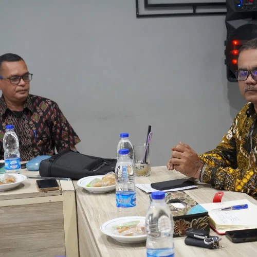 Foto: Kepala Dinas Pemberdayaan Masyarakat, Pengendalian Penduduk dan Keluarga Berencana (DPM-PPKB) Aceh Utara, Fuad Mukhtar, S.Sos., M.S.M, bersama Kabid Dalduk, KB dan KS, Muhammad Azhar,