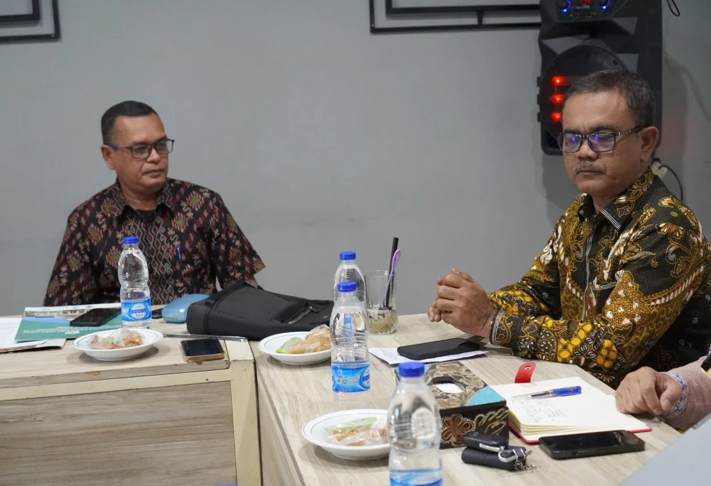 Foto: Kepala Dinas Pemberdayaan Masyarakat, Pengendalian Penduduk dan Keluarga Berencana (DPM-PPKB) Aceh Utara, Fuad Mukhtar, S.Sos., M.S.M, bersama Kabid Dalduk, KB dan KS, Muhammad Azhar,