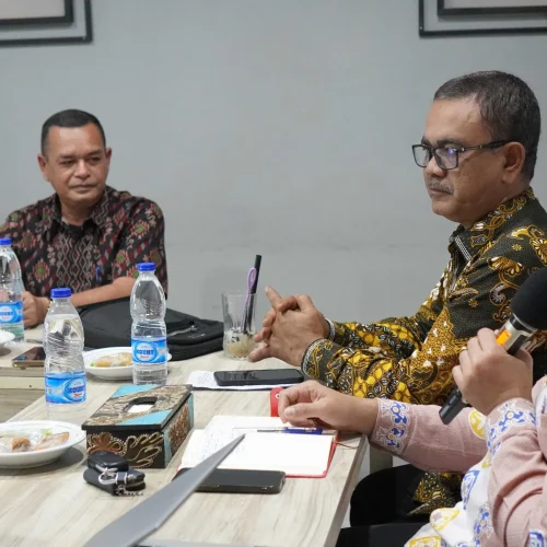 Foto: Kepala Dinas Pemberdayaan Masyarakat, Pengendalian Penduduk dan Keluarga Berencana (DPMPPKB), Fuad Mukhtar(tengah)