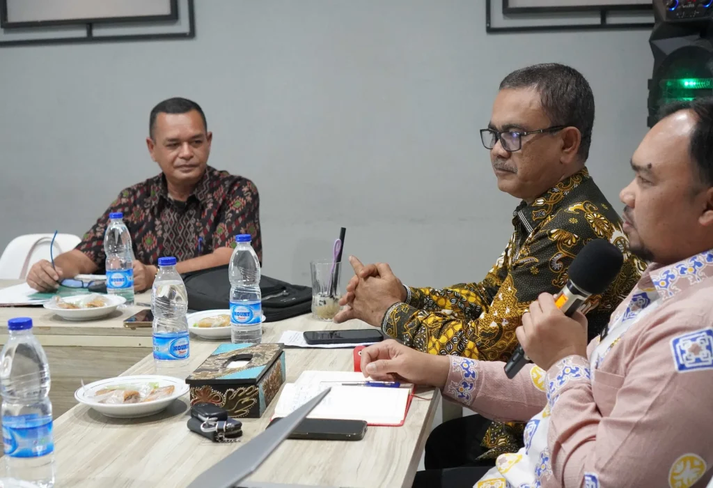 Foto: Kepala Dinas Pemberdayaan Masyarakat, Pengendalian Penduduk dan Keluarga Berencana (DPMPPKB), Fuad Mukhtar(tengah)