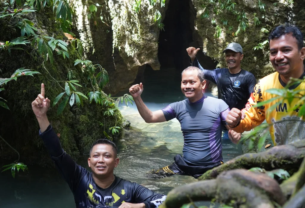 Foto:  Kepala Disporapar M.Nasir bersama Kapolres Aceh Utara dikawasan Destinasi wisata 7 Bidadari