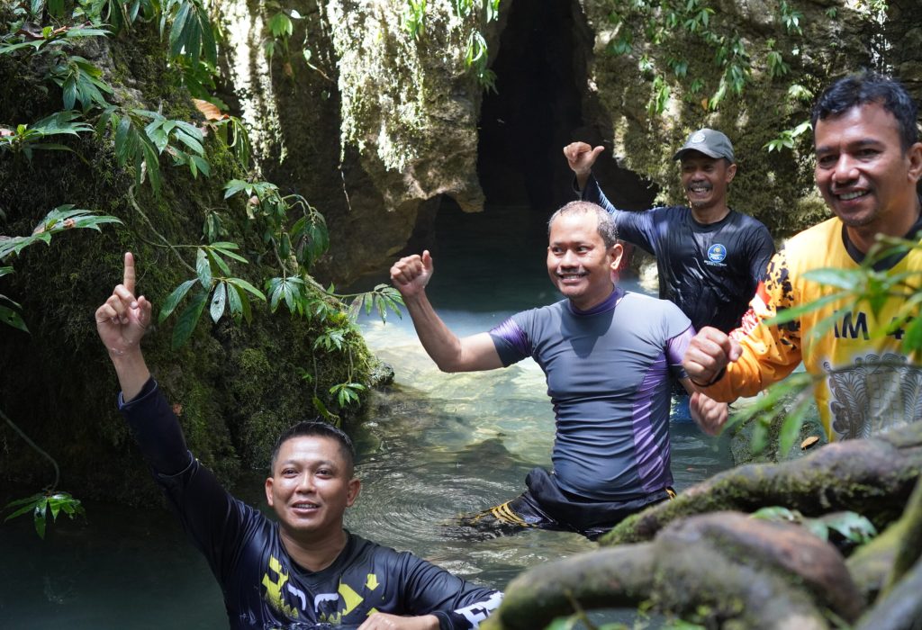 Foto:  Kepala Disporapar M.Nasir bersama Kapolres Aceh Utara dikawasan Destinasi wisata 7 Bidadari