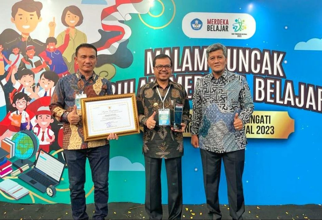 Pj Bupati Aceh Utara Foto Bersama Kadis Pendidikan dan Asisten 1 usai mendapat Penghargaan dari Kemendikbud Ristek