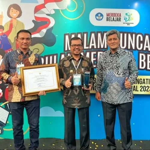 Pj Bupati Aceh Utara Foto Bersama Kadis Pendidikan dan Asisten 1 usai mendapat Penghargaan dari Kemendikbud Ristek