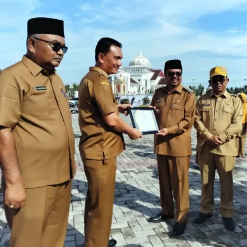 Foto: Pj Bupati Azwardi, AP, MSi, juga memberikan penghargaan khusus kepada Kepala Dinas Pendidikan dan Kebudayaan Kabupaten Aceh Utara Jamaluddin, SSos, MPd