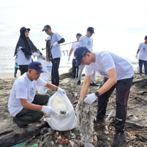 Foto: PT Pupuk Iskandar Muda melakukan kegiatan Indonesia Coastal Clean Up dalam rangka memperingati Hari Lingkungan Hidup Sedunia