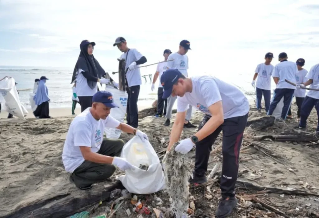 Foto: PT Pupuk Iskandar Muda melakukan kegiatan Indonesia Coastal Clean Up dalam rangka memperingati Hari Lingkungan Hidup Sedunia