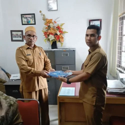 Foto: Penyerahan Suvenir untuk wajib pajak