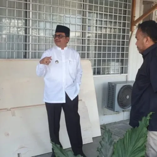 Direktur Perumda Tirta Pase, Imran, ST mendengarkan arahan Pj Bupati Aceh Utara Azwardi