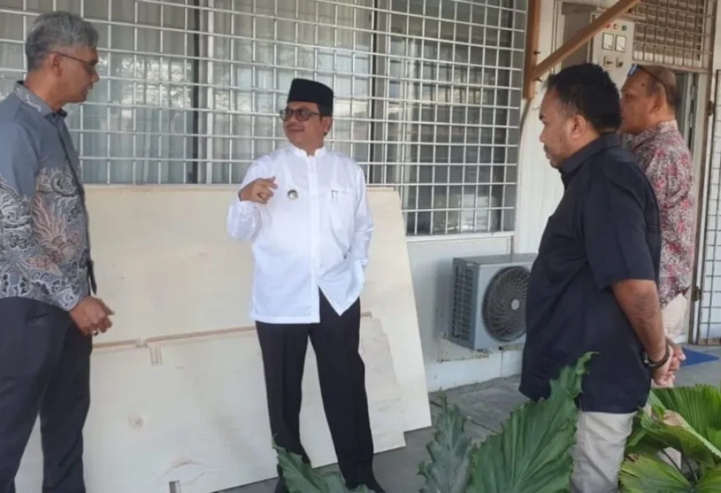 Direktur Perumda Tirta Pase, Imran, ST mendengarkan arahan Pj Bupati Aceh Utara Azwardi