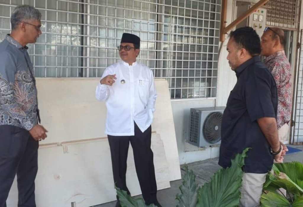 Direktur Perumda Tirta Pase, Imran, ST mendengarkan arahan Pj Bupati Aceh Utara Azwardi