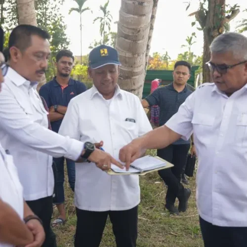 FOTO: Sekretaris Daerah (Sekda) Aceh Bustami, bersama Pj Bupati Pidie Wahyudi Adisiswanto dan tim dari Kementerian Politik, Hukum dan Keamanan RI, meninjau rencana lokasi kunjungan kerja Presiden RI Joko Widodo, di Rumoh Geudong