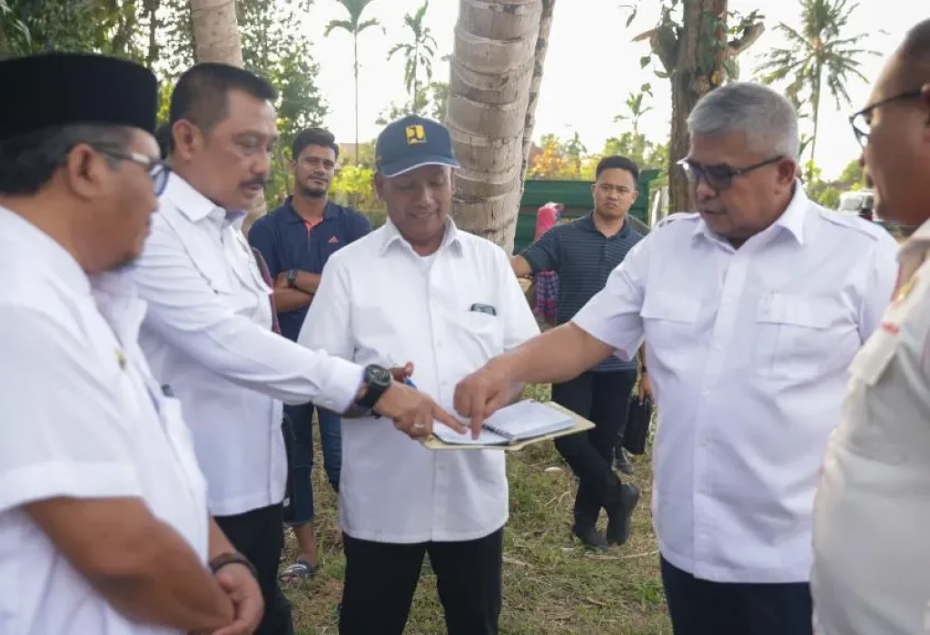 FOTO: Sekretaris Daerah (Sekda) Aceh Bustami, bersama Pj Bupati Pidie Wahyudi Adisiswanto dan tim dari Kementerian Politik, Hukum dan Keamanan RI, meninjau rencana lokasi kunjungan kerja Presiden RI Joko Widodo, di Rumoh Geudong