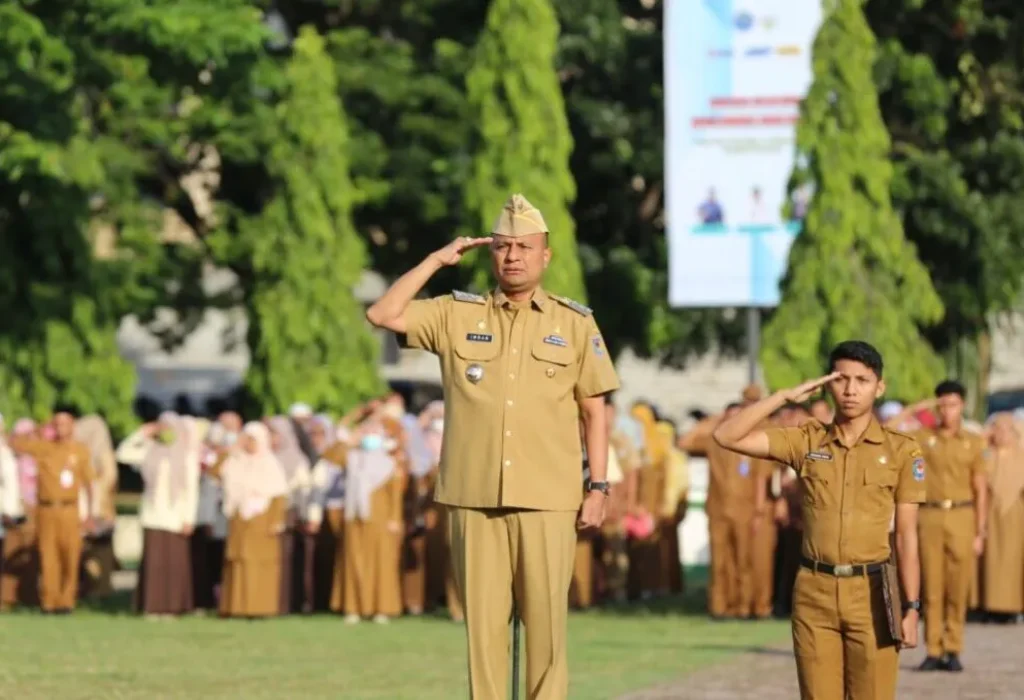 FOTO:  Pj Walikota Dr. Drs. Imran, M.Si, MA Pimpin Apel ASN di Lapangan Hiraq