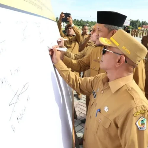 FOTO: Sekda Aceh Utara ,  Dr A Murtala, MSi penandatanganan Pakta Integritas Pemilu 2024