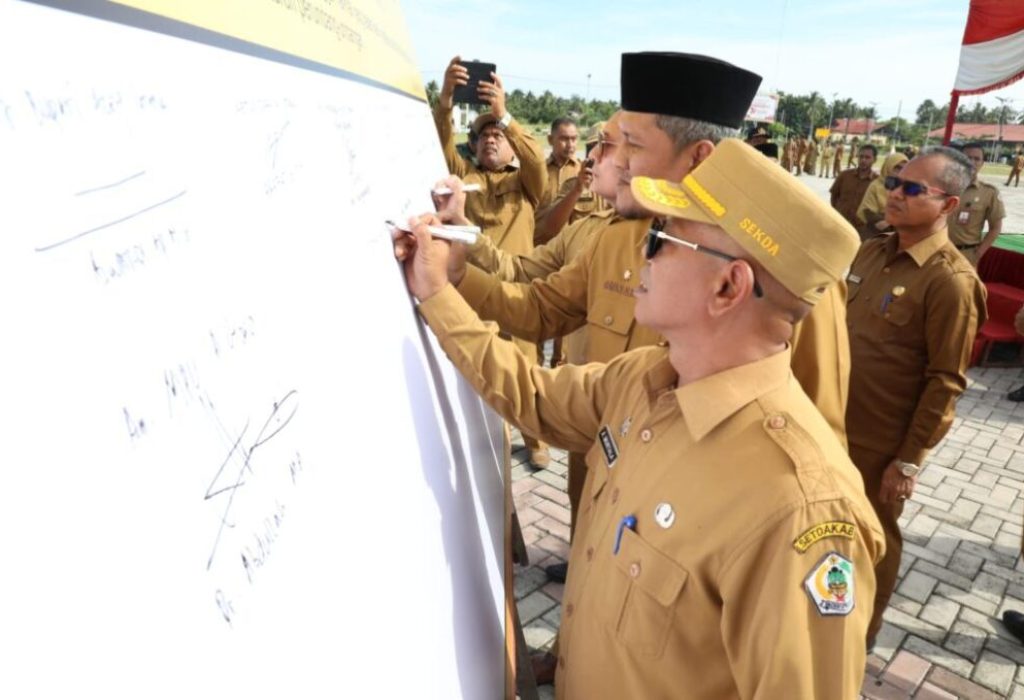 FOTO: Sekda Aceh Utara ,  Dr A Murtala, MSi penandatanganan Pakta Integritas Pemilu 2024