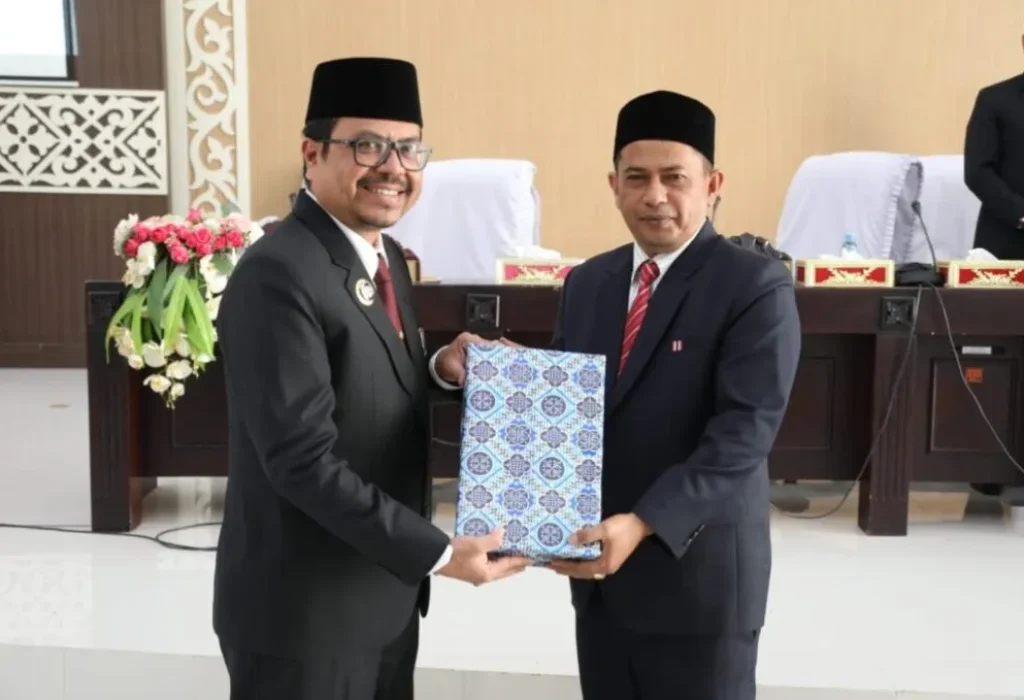 Foto: Pj Bupati azwardi menyerahkan LPJ 2022 kepada Ketua DPRK Aceh Utara, Arafat SE. MM pada 4 juli 2023 di ruang Paripurna