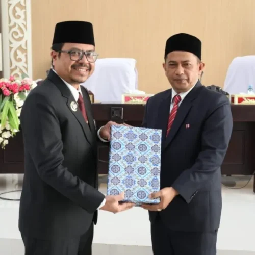 FOTO: Pj Bupati Aceh Utara Azwardi, AP, MS menyerahkan Dokument LPJ pelaksanaan APBK tahun 2022 kepada Ketua DPRK Aceh Utara Arafat, SE, MM
