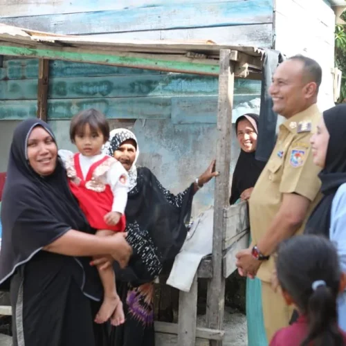 FOTO: Pj Walikota Lhokseumawe Dr. Drs. Imran, M.Si, MA.Cd bersama Ketua TP PKK Rosnelly, SKM secara rutin dan konsisten kunjungi 6 anak asuh yang menderita stunting