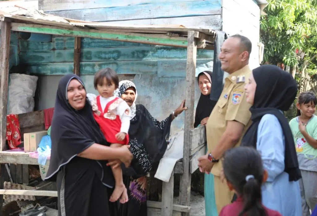 FOTO: Pj Walikota Lhokseumawe Dr. Drs. Imran, M.Si, MA.Cd bersama Ketua TP PKK Rosnelly, SKM secara rutin dan konsisten kunjungi 6 anak asuh yang menderita stunting