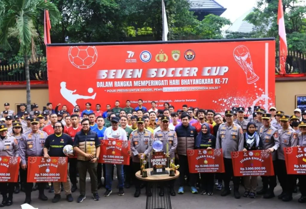 FOTO: Kepolisian Negara Republik Indonesia (Polri) bersama wartawan yang bertugas meliput di Mabes Polri menggelar Seven Soccer Bhayangkara Presisi Cup 2023 dalam rangka perayaan Hari Bhayangkara ke-77
