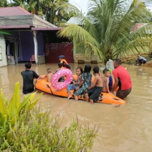 FOTO: Personil Brimob siaga membantu masyarakat korban banjir.
